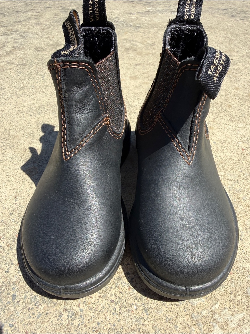 Never worn Blundstone Black Leather Chelsea Boots with copper/brown stitching - Picture 2 of 4